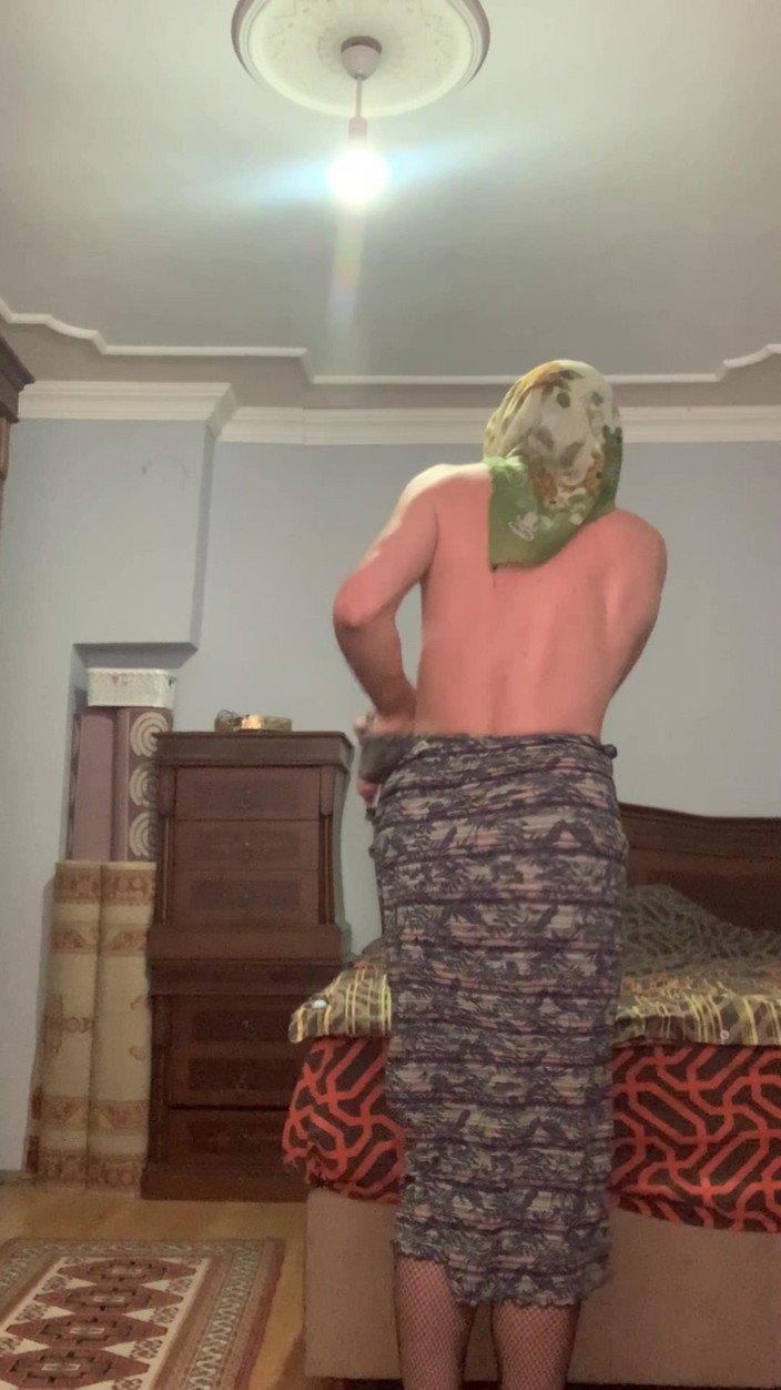 cd_aysemmm: Tesettürlü büyük götlü üvey annem soyunuyor