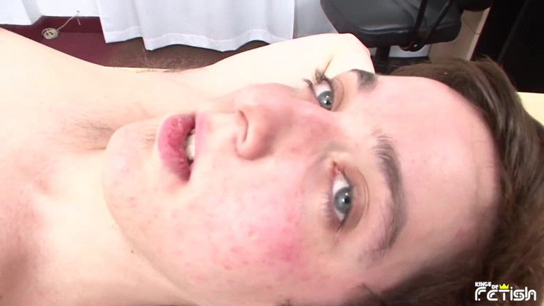 Gay Diaries: 饥渴的 twink 被他的朋友抽插菊花，乳头穿孔