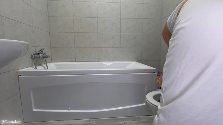 GassyKat: Vestido blanco pedo desastre en el baño