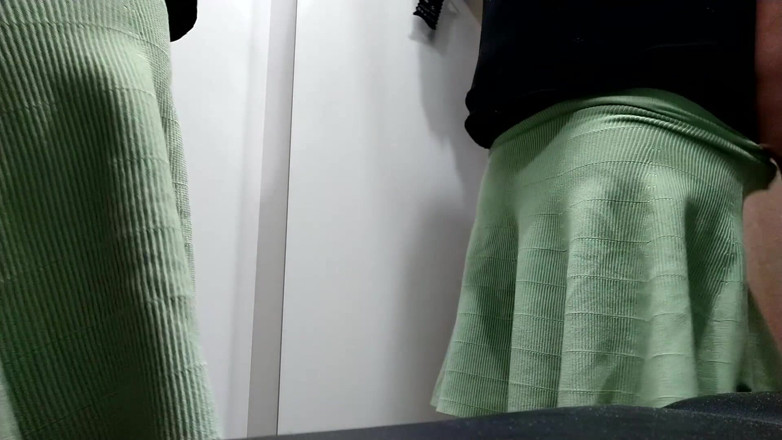 Elena: Minha bunda gorda de meia-calça está de volta no provador.