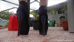 Nasty Girlfriends: Gambe e culo in stivali a caviglia in pantaloncini di...