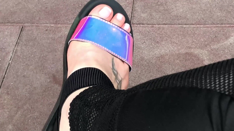 Goddess Misha Goldy: I miei nuovi sandali e dita lucenti provocano all'aperto