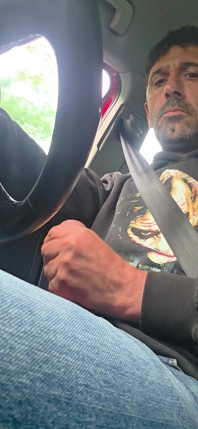 Il ragazzo etero si arrapa e si masturba durante la guida, è quasi stato beccato