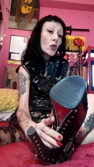 Miss Wagon Vegan Fetish: Suck my mouth-high heels!!