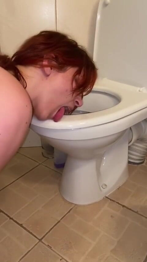 Elena917: Pissing and cleaning the toilet with my tongue