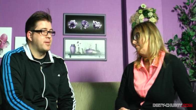 Czech Pornzone: Cycata gruba blondynka w okularach uwielbia jeździć twardym kutasem