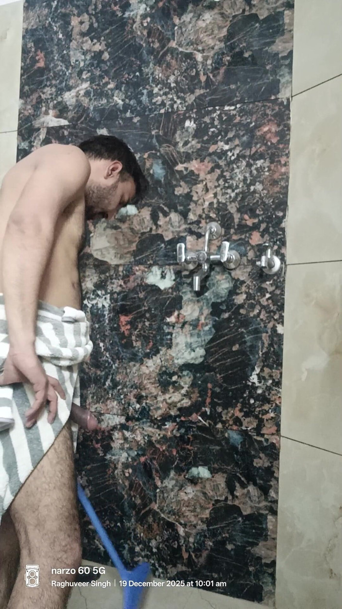 Rajasthani-old-lover: シャワーを浴びているインド警察官