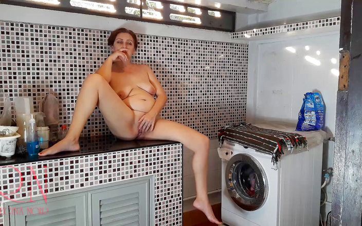 Regina Noir: Nudisten huishoudster Regina Noir masturbeert in de wasserette. Naakte meid....