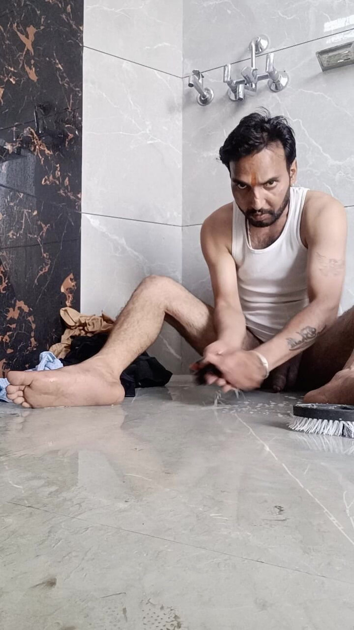 Rajasthani-old-lover: Desi giovane ragazzo si diverte a lavare la biancheria intima...