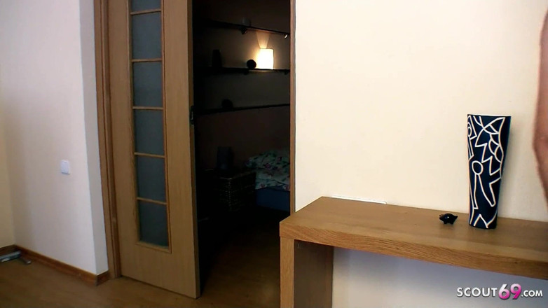 Full porn collection: Stiefvater erwischt dünnen teenager abby beim masturbieren und fickt sie...