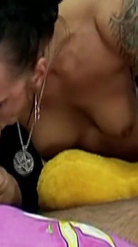 Milf în latex futută cu degetul și pulă linsă în sex în trei neglijant