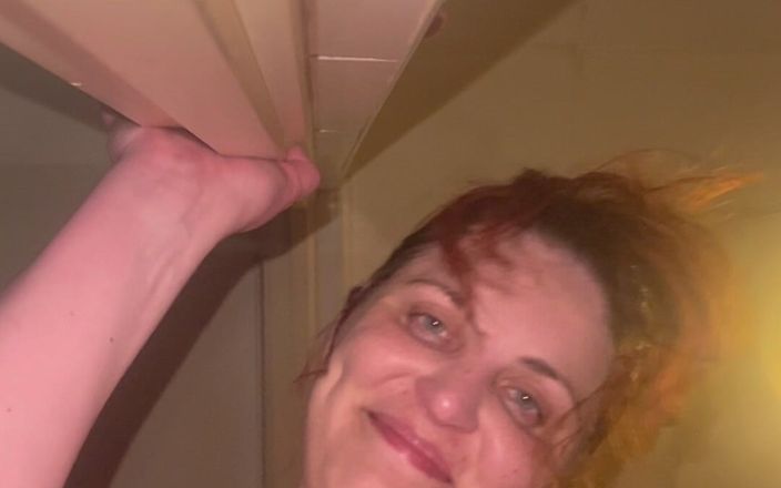 Elena917: Sudando dopo l'esercizio fisico, giocando con il dildo e pochi...
