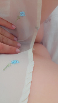 Bini bertetek besar dalam pakaian skimpy mengongkek pepek berbulunya dengan dildo