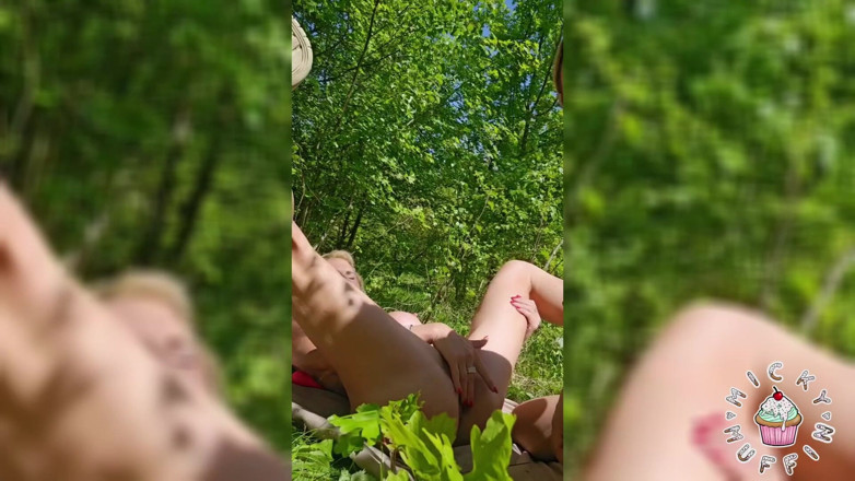Micky Muffin Studio: Goi și excitat! Lesbiană în pădure