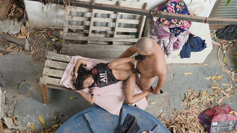 LeoOgro: Sesso bollente in giardino con una vecchia spilla