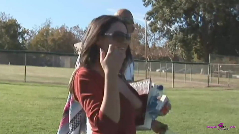 Naughty Black Girls: Una linda nena con grandes tetas naturales recogida al azar...