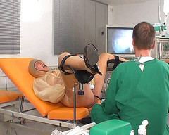 Rubber & Clinic Studio - 1ATOYS: Bizarní anální zkouška