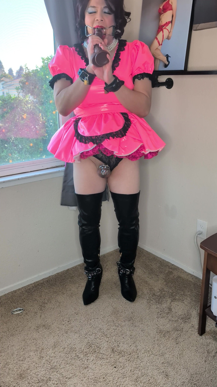 Sissy Candy: Sissy maid leker med sig själv med bondage, enorma dildos...