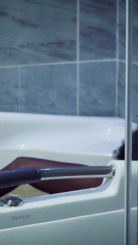 Da sola nella vasca da bagno