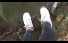 Jon Arteen visar sin kuk, pissar pee utomhus, sätter sina vita sneakers i lera