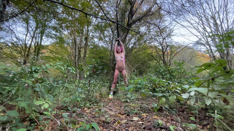 Verhiniz: Spotkałem zboczeńca uległą dziewczynę na świeżym powietrzu i ukarałem jej cipkę