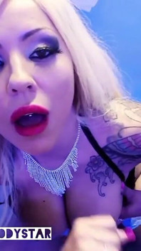 Con đĩ bimbo tóc vàng vú to đút sâu vào họng và đụ trong phòng khách sạn