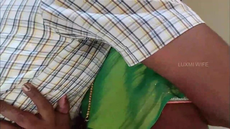 Luxmi Wife: दोस्त की सौतेली मम्मी सबटाइटल्स के साथ हरी साड़ी में चुदाई कर रही है -1