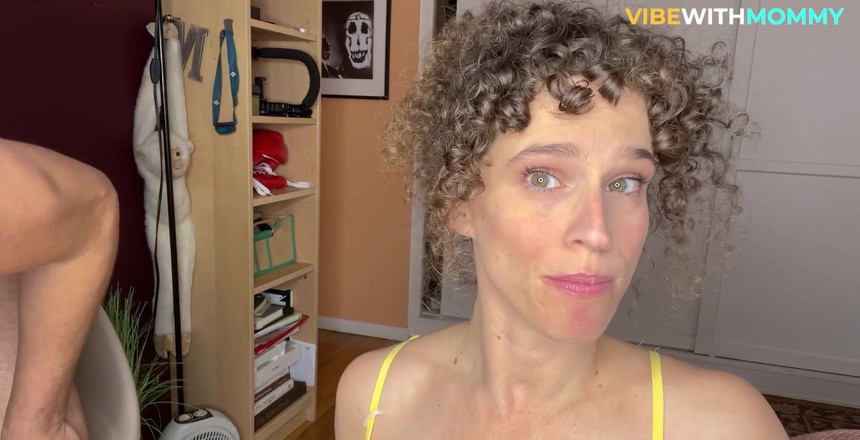 VibeWithMommy: आप कामुक कामुक सौतेले बेटे को कैसे खाली करें! सौतेली मम्मी यहां आपको सौतेले बेटे की गेंदों को खाली करने के तरीके के द्वारा कदम दिखाने के लिए है!