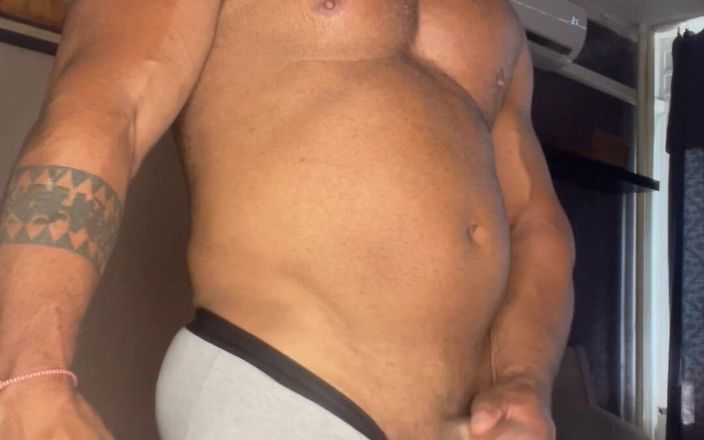 Mr. Guru: Mr Guru trekt zich solo af. Pik van ondergoed. Bodybuilder...