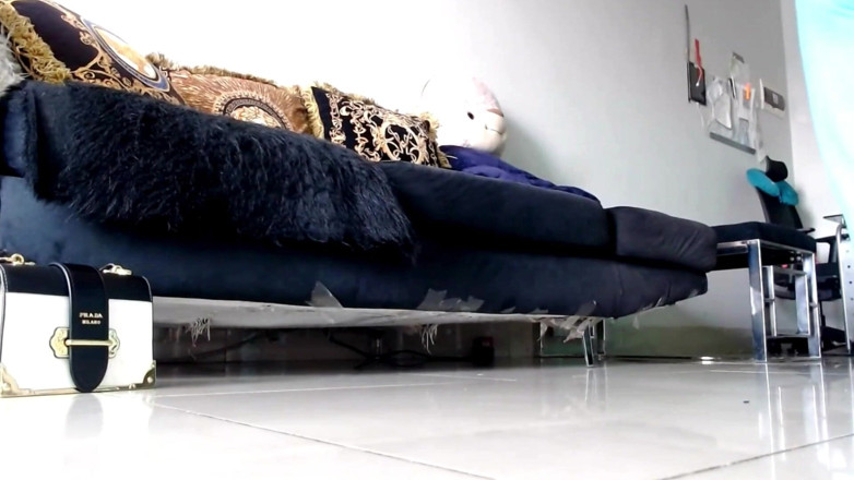 Maeling: 彼女の小さな捕らえは、セクシーで油っぽい足の下でおもちゃに変わった - ジャイアンテス