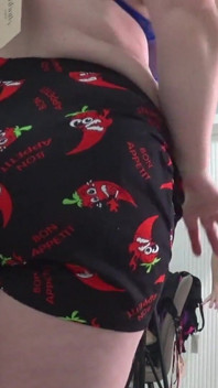 Grandi tette provano molti nuovi reggiseni, culo grosso cambia mutandine davanti allo specchio, orologi fotocamera. MiLF formosa con tette che rimbalzano.