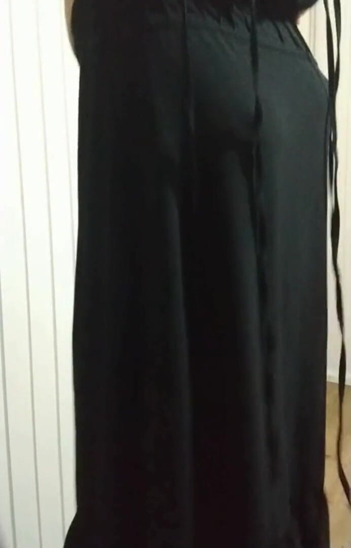 Priscila: Stiefmutter zeigt mir die Kleidung, die sie zum Straßenkarneval tragen...