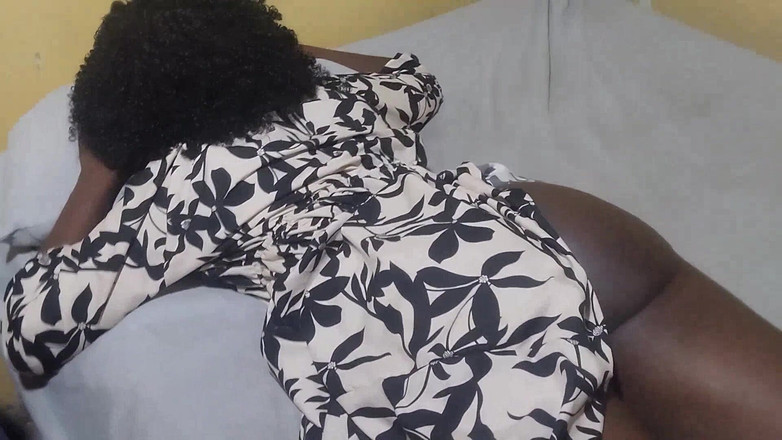 Bonnie: 偷偷看着我的继妹在她的卧室里看考试，她既没有穿裤子也没有胸罩。Ony一件大礼服