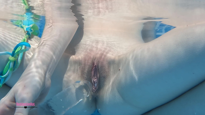 Destination Kat: Unterwasser-dildo und sahne
