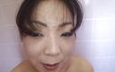 Asiatiques: Caliente baño milf chupa polla