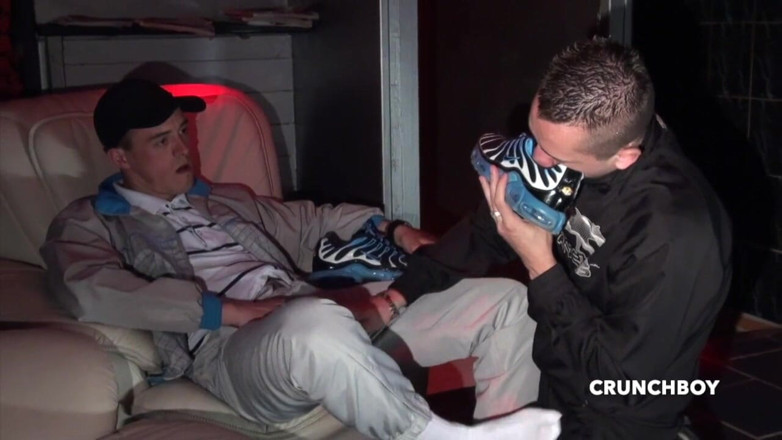 Raw French Bad boys: Submissão de tênis, por badboy bissex no sofá em jogging