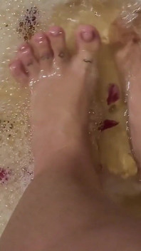 Lavano i miei piedi con petali di rosa ed erbe dopo una dura giornata di lavoro