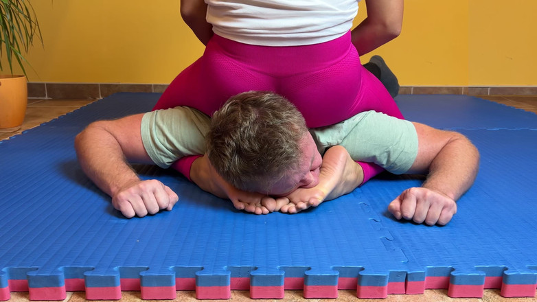Mean Asian Wife: Nožní wrestlingová dominance bosé ponížení