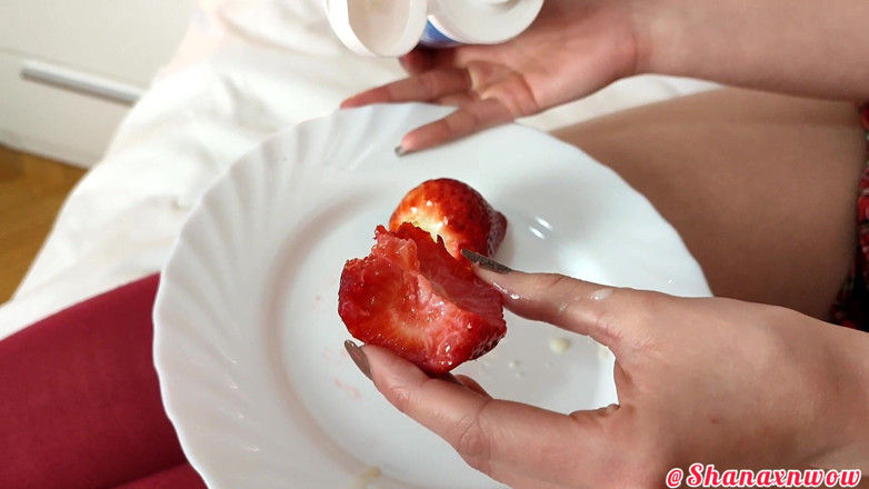 Shanaxnow: Shana Food fetish ke saath stroberi