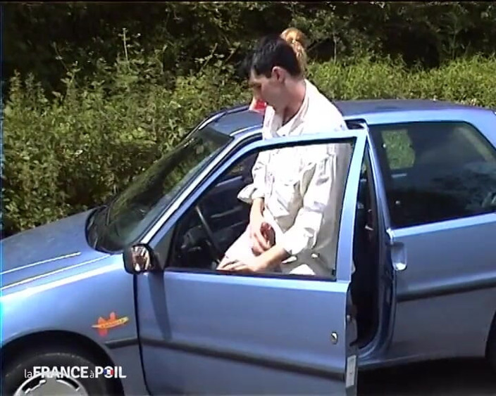 French Family Secrets: 可愛い学生のビッチがキャンパスへ向かう道端で分析され、フェイシャルを受ける