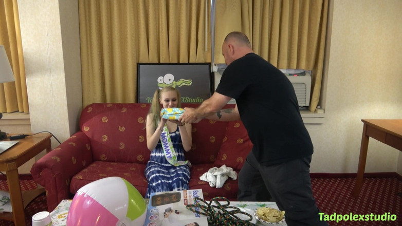 TadpolexStudio: Těhotná Luna Lips Baby Sprcha Gangbang