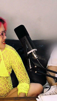 Seks Sırları Hakkında 15 Dakikalık Podcast Röportajı, Sonra Sunucular Konuğu Sikiyor