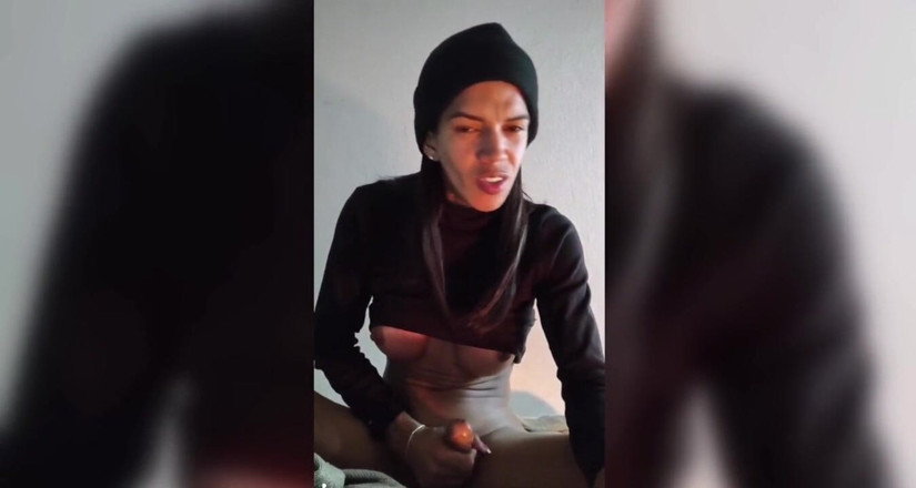 Tsdanisantos1: Saya di rumah dd bagus sambil memamerkan kaki saya, saya...