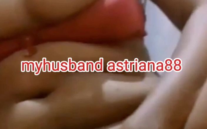 Astriana88: कमरे में अकेले, लेकिन माहौल आपको कंपकंपा देता है