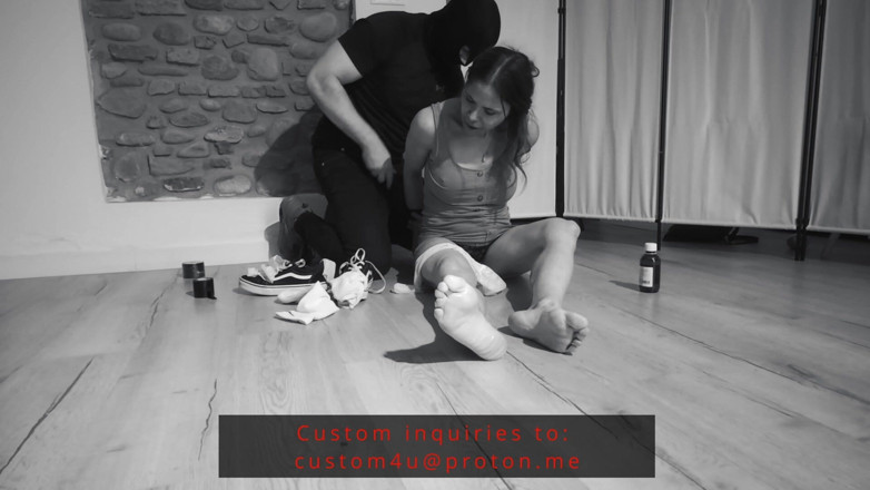 Luna Bondage Playground: Luna вивчає урок - стрічковий бондаж, стрічка з кляпом у роті, змащені маслом ноги