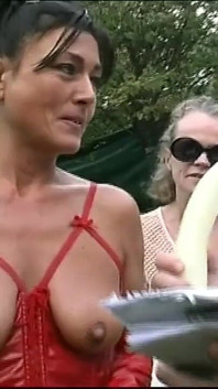 Brzydka i gorąca suka .... Jesteś taki ekscytujący i niezwykle zdzirowata !! Seks grupowy