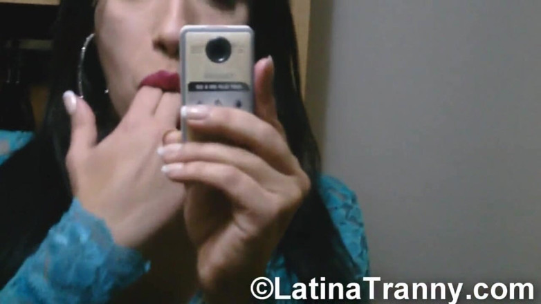 Nikki Montero: Nikki Montero gozando dentro da boca da travesti amadora Carol...