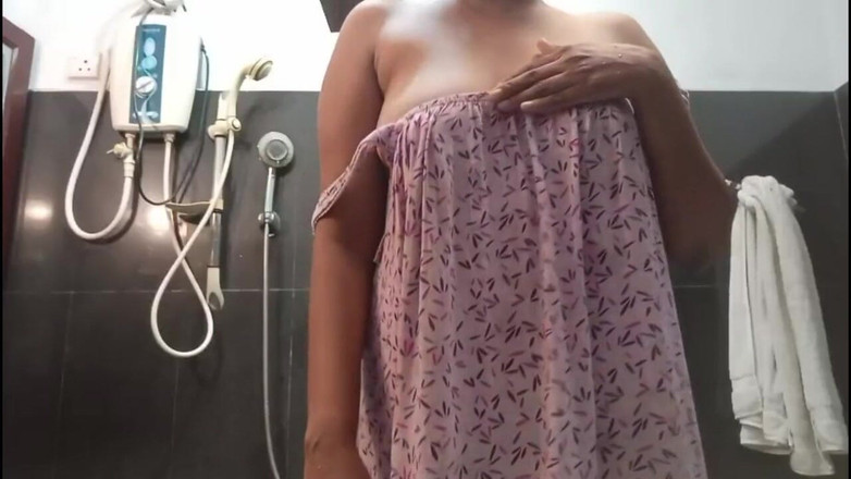 Miya White: Desi anne bugil di kamar mandi