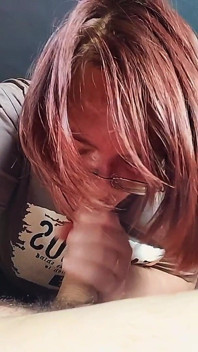 Amateur Novia Mamada En Lugar De Cocinar - Morena Con Curvas Con Gafas Chupa Y Masturba La Polla