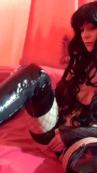 Stăpâna Alice îl domină pe sclavul ascultător